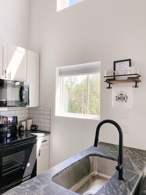 Modern Smoky Mountain Tiny House Appartement Pigeon Forge Buitenkant foto